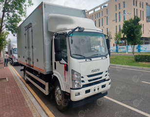 Фургон изотермический на шасси ISUZU 4х2 дв 139 kw (фургон 4200х2300х2300mm). Фото 2