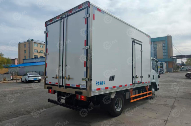 Фургон изотермический на шасси ISUZU 4х2 дв 112 kw (фургон 4080×2100×2100). Фото 2