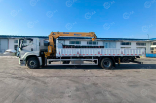 Бортовой грузовик ISUZU 4x2 дв 151kw гп 8 тонн c КМУ XCMG SQS157 гп 6,3т 4 секции 12.8м кузов 7500х2450х550mm. Фото 4