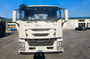 Бортовой грузовик ISUZU 4x2 дв 151kw гп 8 тонн c КМУ XCMG SQS157 гп 6,3т 4 секции 12.8м кузов 7500х2450х550mm. Фото 1