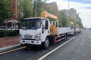 Эвакуатор на шасси ISUZU 4x2 дв 139kw гп 3т, с КМУ XCMG SQ3.2SK2Q гп 3,2т платформа не сдвижная, передние аутригеры, аппарели, с бортами. Фото 1