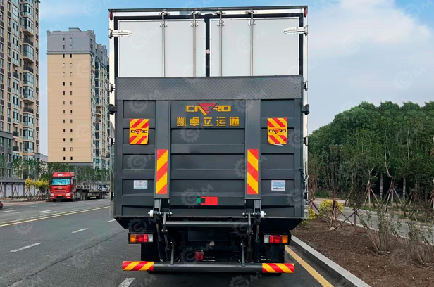 Фургон рефрижератор на шасси ISUZU 4х2 дв 139kw гп 5 тонн (фургон 5200х2300х2200, холодильная установка Carrier Citimax 700) со спальником, гидробортом, боковая дверь. Фото 2