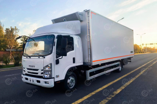 Фургон рефрижератор на шасси ISUZU 4х2 дв 139kw гп 5 тонн (фургон 5200х2300х2200, холодильная установка Carrier Citimax 700) со спальником, гидробортом, боковая дверь. Фото 1