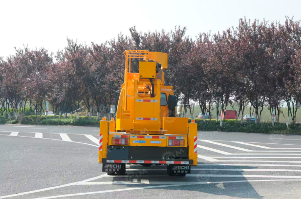 Автовышка AICHI на шасси ISUZU 4Х2 дв 88kw сдвоенная кабина высота подъёма 18,2м. Фото 3