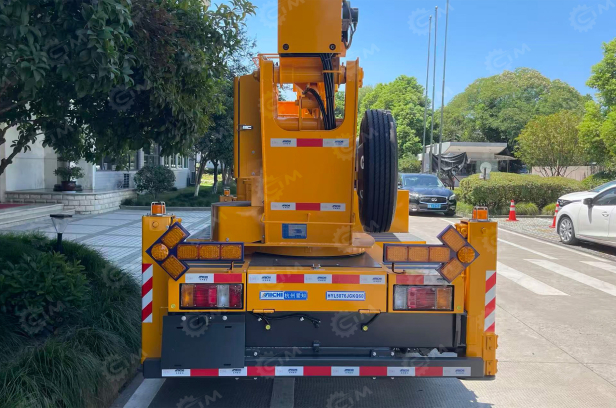 Автовышка AICHI на шасси ISUZU 4Х2 дв 88kw сдвоенная кабина высота подъёма 18,2м. Фото 9