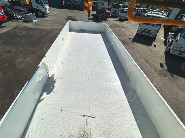 Бортовой грузовик ISUZU 4x2 дв 139kw гп 6 тонн c кму XCMG SQS125 гп 5т, 4 секции, стрела 11,2м, кузов 6200x2400x550 колёса 8.25R20 с ямобуром. Фото 3