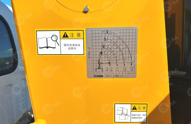 Бортовой грузовик ISUZU 4x2 дв 139kw гп 6 тонн c кму XCMG SQS125 гп 5т, 4 секции, стрела 11,2м, кузов 6200x2400x550 колёса 8.25R20 с ямобуром. Фото 4