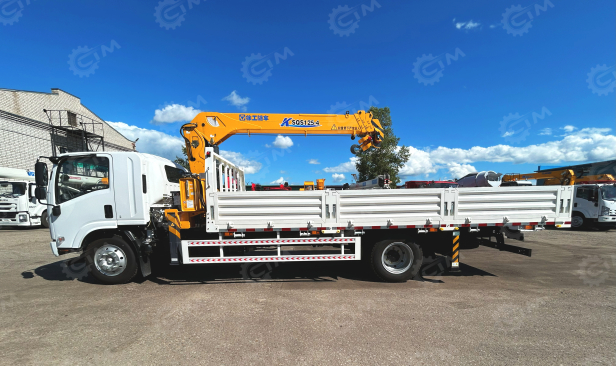 Бортовой грузовик ISUZU 4x2 дв 139kw гп 6 тонн c кму XCMG SQS125 гп 5т, 4 секции, стрела 11,2м, кузов 6200x2400x550 колёса 8.25R20 с ямобуром. Фото 7