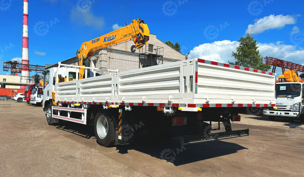 Бортовой грузовик ISUZU 4x2 дв 139kw гп 6 тонн c кму XCMG SQS125 гп 5т, 4 секции, стрела 11,2м, кузов 6200x2400x550 колёса 8.25R20 с ямобуром. Фото 8