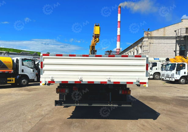 Бортовой грузовик ISUZU 4x2 дв 139kw гп 6 тонн c кму XCMG SQS125 гп 5т, 4 секции, стрела 11,2м, кузов 6200x2400x550 колёса 8.25R20 с ямобуром. Фото 9