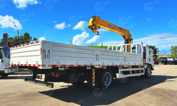 Бортовой грузовик ISUZU 4x2 дв 139kw гп 6 тонн c кму XCMG SQS125 гп 5т, 4 секции, стрела 11,2м, кузов 6200x2400x550 колёса 8.25R20 с ямобуром. Фото 10