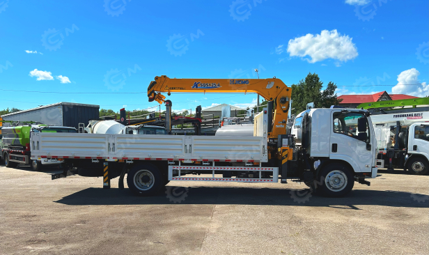 Бортовой грузовик ISUZU 4x2 дв 139kw гп 6 тонн c кму XCMG SQS125 гп 5т, 4 секции, стрела 11,2м, кузов 6200x2400x550 колёса 8.25R20 с ямобуром. Фото 11