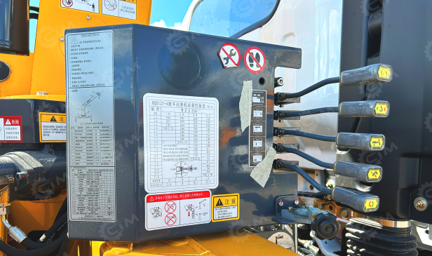 Бортовой грузовик ISUZU 4x2 дв 139kw гп 6 тонн c кму XCMG SQS125 гп 5т, 4 секции, стрела 11,2м, кузов 6200x2400x550 колёса 8.25R20 с ямобуром. Фото 12