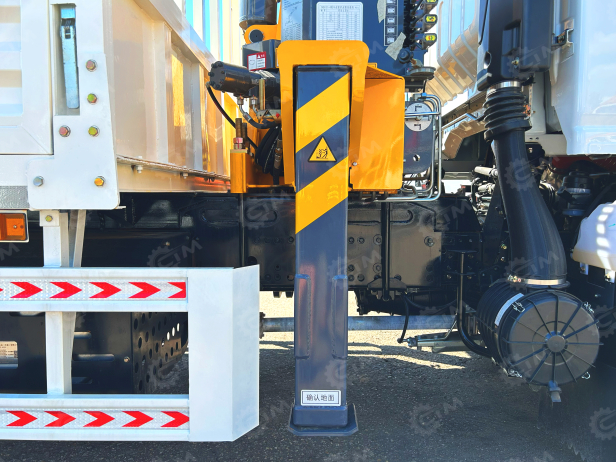 Бортовой грузовик ISUZU 4x2 дв 139kw гп 6 тонн c кму XCMG SQS125 гп 5т, 4 секции, стрела 11,2м, кузов 6200x2400x550 колёса 8.25R20 с ямобуром. Фото 14