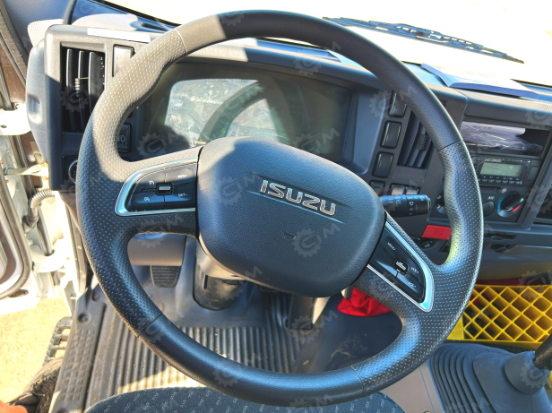 Бортовой грузовик ISUZU 4x2 дв 139kw гп 6 тонн c кму XCMG SQS125 гп 5т, 4 секции, стрела 11,2м, кузов 6200x2400x550 колёса 8.25R20 с ямобуром. Фото 18