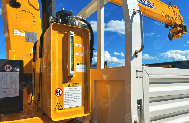 Бортовой грузовик ISUZU 4x2 дв 139kw гп 6 тонн c кму XCMG SQS125 гп 5т, 4 секции, стрела 11,2м, кузов 6200x2400x550 колёса 8.25R20 с ямобуром. Фото 20