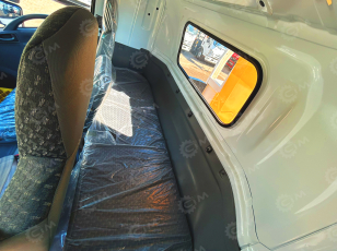 Бортовой грузовик ISUZU 4x2 дв 139kw гп 6 тонн c кму XCMG SQS125 гп 5т, 4 секции, стрела 11,2м, кузов 6200x2400x550 колёса 8.25R20 с ямобуром. Фото 2