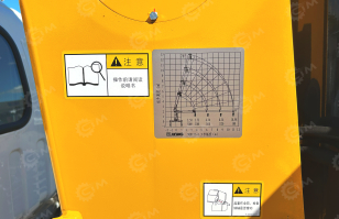 Бортовой грузовик ISUZU 4x2 дв 139kw гп 6 тонн c кму XCMG SQS125 гп 5т, 4 секции, стрела 11,2м, кузов 6200x2400x550 колёса 8.25R20 с ямобуром. Фото 4