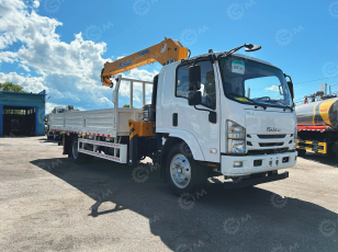 Бортовой грузовик ISUZU 4x2 дв 139kw гп 6 тонн c кму XCMG SQS125 гп 5т, 4 секции, стрела 11,2м, кузов 6200x2400x550 колёса 8.25R20 с ямобуром. Фото 1