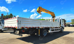 Бортовой грузовик ISUZU 4x2 дв 139kw гп 6 тонн c кму XCMG SQS125 гп 5т, 4 секции, стрела 11,2м, кузов 6200x2400x550 колёса 8.25R20 с ямобуром. Фото 10