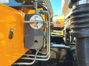 Бортовой грузовик ISUZU 4x2 дв 139kw гп 6 тонн c кму XCMG SQS125 гп 5т, 4 секции, стрела 11,2м, кузов 6200x2400x550 колёса 8.25R20 с ямобуром. Фото 13