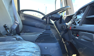 Бортовой грузовик ISUZU 4x2 дв 139kw гп 6 тонн c кму XCMG SQS125 гп 5т, 4 секции, стрела 11,2м, кузов 6200x2400x550 колёса 8.25R20 с ямобуром. Фото 16