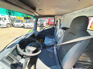 Бортовой грузовик ISUZU 4x2 дв 139kw гп 6 тонн c кму XCMG SQS125 гп 5т, 4 секции, стрела 11,2м, кузов 6200x2400x550 колёса 8.25R20 с ямобуром. Фото 17