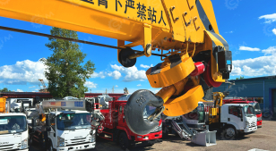 Бортовой грузовик ISUZU 4x2 дв 139kw гп 6 тонн c кму XCMG SQS125 гп 5т, 4 секции, стрела 11,2м, кузов 6200x2400x550 колёса 8.25R20 с ямобуром. Фото 21