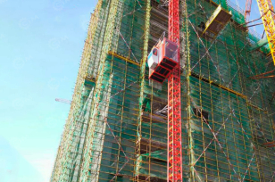 Подъёмник мачтовый грузо-пассажирский Dahan SC200 1 кабина, высота 80м гп 2т. Фото 1