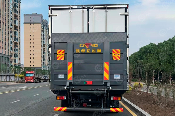 Фургон шторный на шасси ISUZU 4x2 дв 139kw гп 7т фургон 6000х2450х2300(алюминиевый борт) с гидробортом. Фото 3