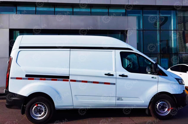 Грузовой цельнометалический фургон FORD ТRАNSIТ T6 АКПП, 3 места, средняя крыша, литые алюминиевые диски. Фото 2