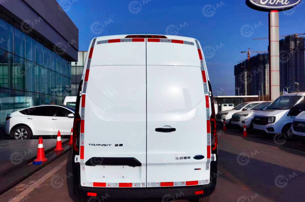 Грузовой цельнометалический фургон FORD ТRАNSIТ T6 АКПП, 3 места, средняя крыша, литые алюминиевые диски. Фото 3