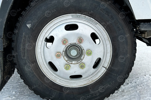 Бортовой грузовик ISUZU 4x2 дв 139kw гп 6 тонн c кму XCMG SQS125 гп 5т 4 секции стрела 11,2 кузов 6200х2400х550 колёса 8.25R20 с корзиной. Фото 3