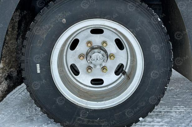 Бортовой грузовик ISUZU 4x2 дв 139kw гп 6 тонн c кму XCMG SQS125 гп 5т 4 секции стрела 11,2 кузов 6200х2400х550 колёса 8.25R20 с корзиной. Фото 4