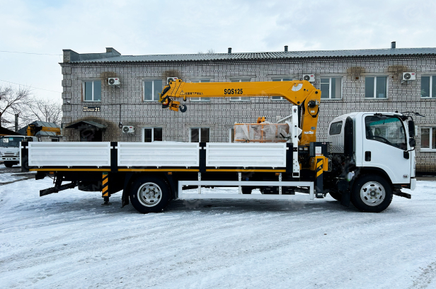 Бортовой грузовик ISUZU 4x2 дв 139kw гп 6 тонн c кму XCMG SQS125 гп 5т 4 секции стрела 11,2 кузов 6200х2400х550 колёса 8.25R20 с корзиной. Фото 5