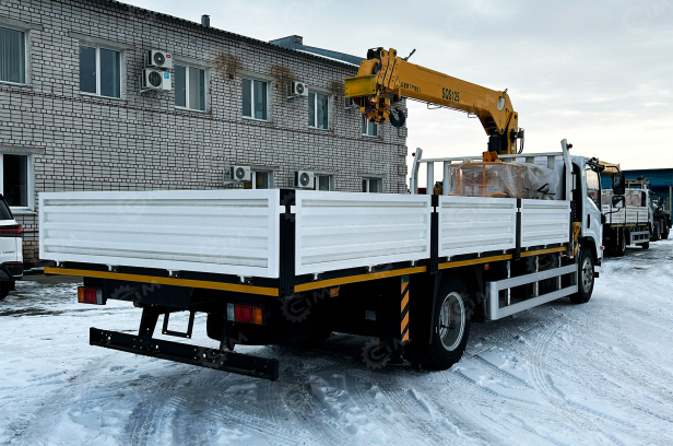 Бортовой грузовик ISUZU 4x2 дв 139kw гп 6 тонн c кму XCMG SQS125 гп 5т 4 секции стрела 11,2 кузов 6200х2400х550 колёса 8.25R20 с корзиной. Фото 6