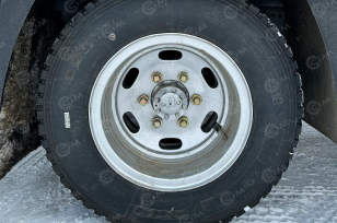 Бортовой грузовик ISUZU 4x2 дв 139kw гп 6 тонн c кму XCMG SQS125 гп 5т 4 секции стрела 11,2 кузов 6200х2400х550 колёса 8.25R20 с корзиной. Фото 4