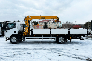 Бортовой грузовик ISUZU 4x2 дв 139kw гп 6 тонн c кму XCMG SQS125 гп 5т 4 секции стрела 11,2 кузов 6200х2400х550 колёса 8.25R20 с корзиной. Фото 9