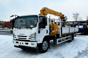 Бортовой грузовик ISUZU 4x2 дв 139kw со спальником гп 6 тонн c кму XCMG SQS125 гп 5т 4 секции стрела 11,2 кузов 6200х2400х550 колёса 8.25R20 с корзиной. Фото 1