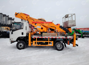 Автовышка Qingling GKS32 на шасси ISUZU 4Х2 дв 151kw кабина Elf высота подъёма 32м гп люльки 200кг колёса 235/75R17.5. Фото 2