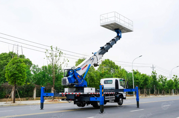 Автовышка на шасси ISUZU 4Х2 дв 96Kw высота подъёма 23м гп корзины 1 тонна. Фото 2