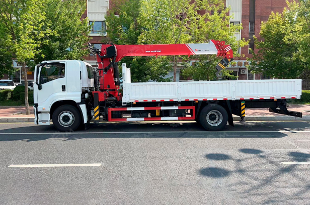 Бортовой грузовик ISUZU 4x2 дв 279kw гп 10 тонн c кму WANBANG SQS200-6 гп 8 тонн 6 секций стрела 19,5м кузов 5800х2450х550 с фаркопом и пневмо-электропроводкой для прицепа. Фото 2