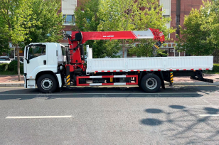 Бортовой грузовик ISUZU 4x2 дв 279kw гп 10 тонн c кму WANBANG SQS200-6 гп 8 тонн 6 секций стрела 19,5м кузов 5800х2450х550 с фаркопом и пневмо-электропроводкой для прицепа. Фото 2