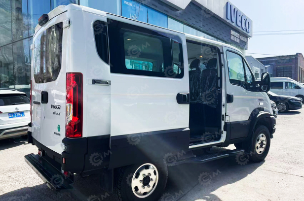 Автобус IVECO 4х4 6 мест дв 132kw 2,9л. Фото 8