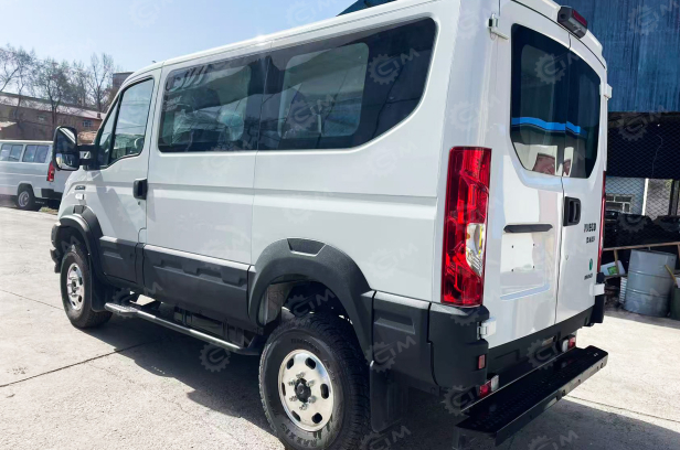 Автобус IVECO 4х4 6 мест дв 132kw 2,9л. Фото 9