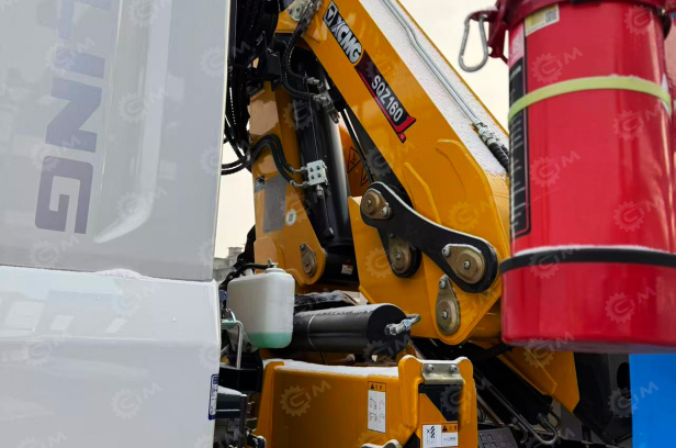 Бортовой грузовик ISUZU 6x4 дв 221kw c кму XCMG SQZ160-4 гп 8 тонн 6 секций 12,75м кузов 8300х2450х550мм c корзиной и ПДУ. Фото 2