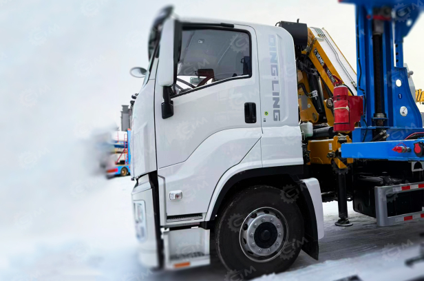 Бортовой грузовик ISUZU 6x4 дв 221kw c кму XCMG SQZ160-4 гп 8 тонн 6 секций 12,75м кузов 8300х2450х550мм c корзиной и ПДУ. Фото 3