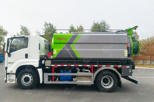 Илосос с размывом (каналопромывочная машина) на шасси ISUZU 4x2 дв. 177kw бочка для сточных вод 10м³, чистой воды 3м³ насос SK-20 ПДУ насос высокого давления Posen SXV255 (1200мм) шланг SAE 100R2AT (1. Фото 2