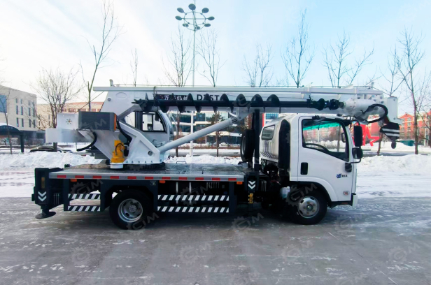 Автокран на шасси ISUZU 4x2 	дв 96kw крановая установка  WANBANG DZ5T гп 5т стрела 20м с ямобуром диаметром 400мм глубина бурения 12м, корзина. Фото 2