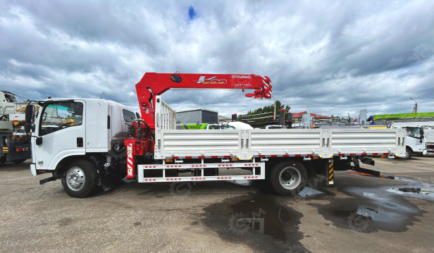 Бортовой грузовик ISUZU 4x2 дв 139kw гп 6 тонн c кму UNIC URV505 гп 5т, 5 секций, стрела 13,14м кузов 6000х2450х600мм бриль гп 4т. Фото 3